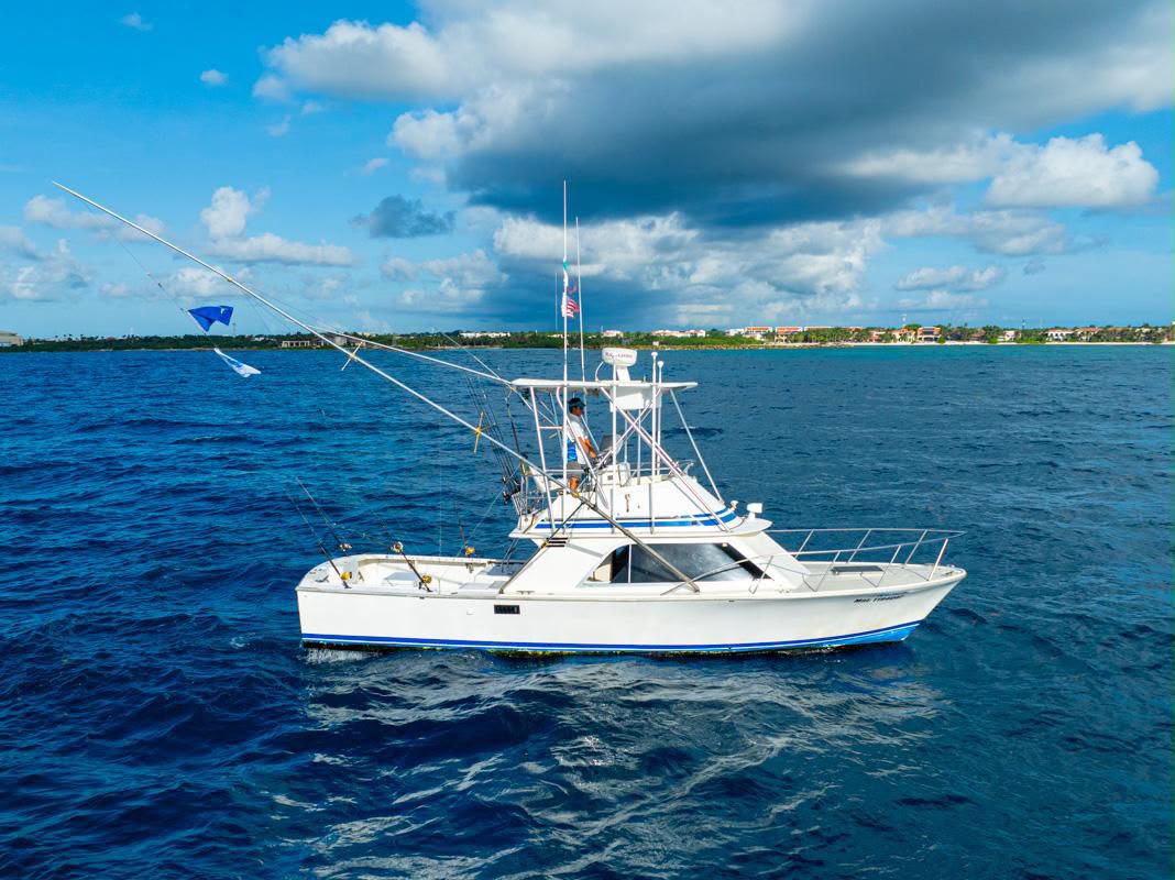 Puerto Aventuras sport fishing yacht ready to depart