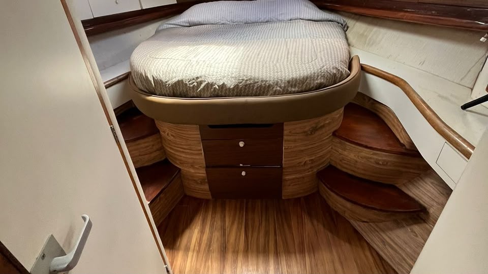 Cabin bedroom aboard the Fourwinns 48