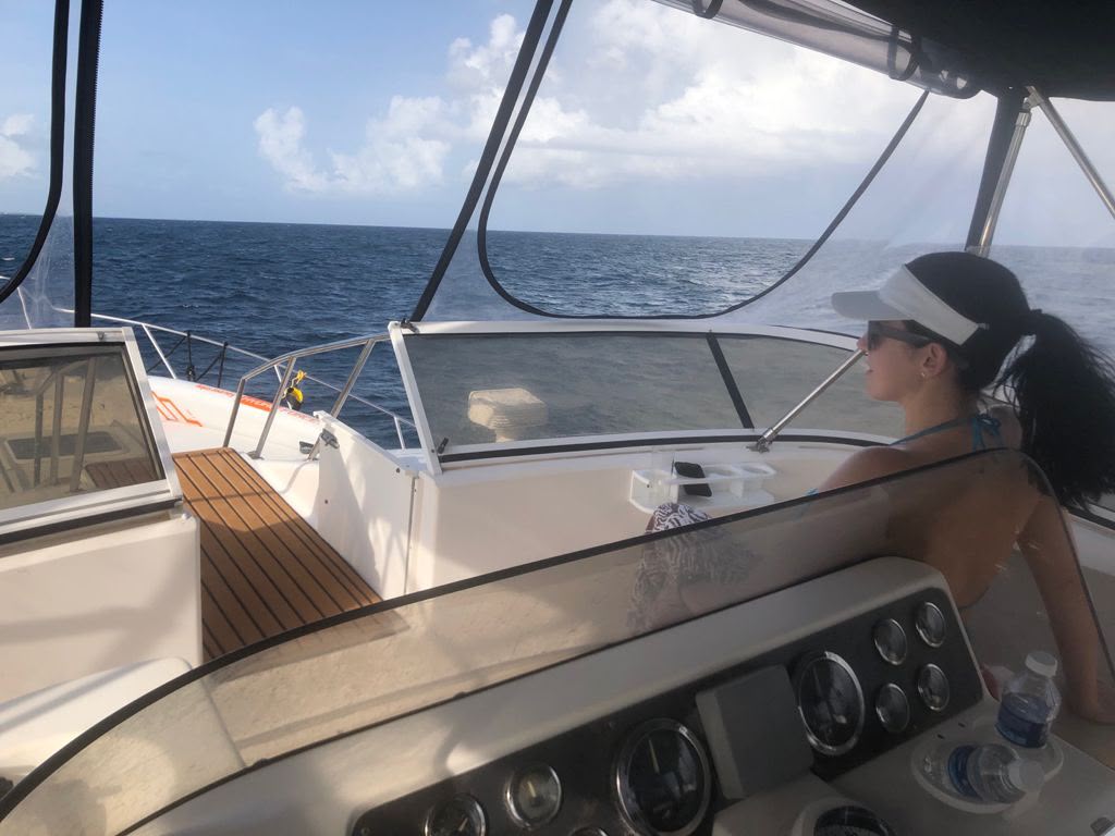 Flybridge 47 foot Aventuras yacht