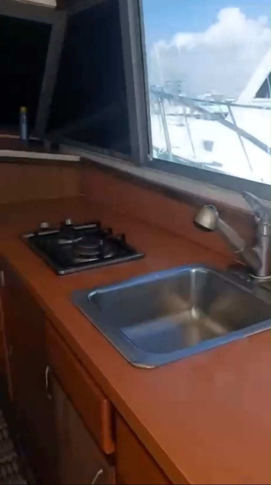Interior del yate Troler 40 en Cancún