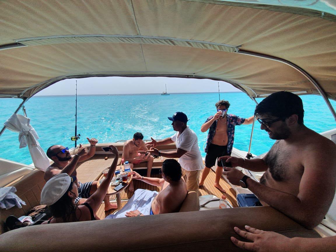 Guests enjoying the Fourwinns 48