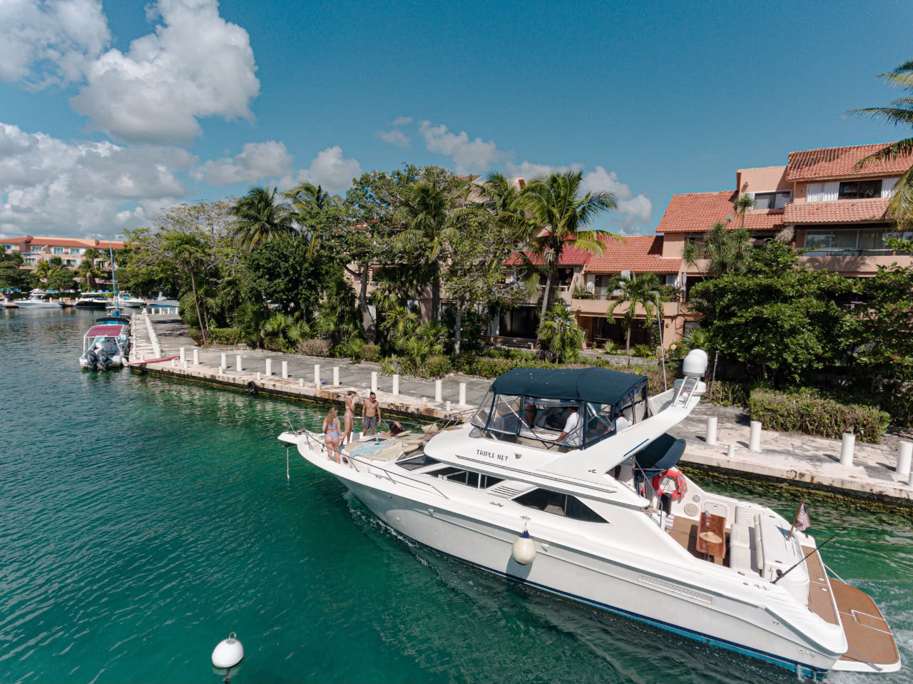 Puerto Aventuras 47 footer yacht