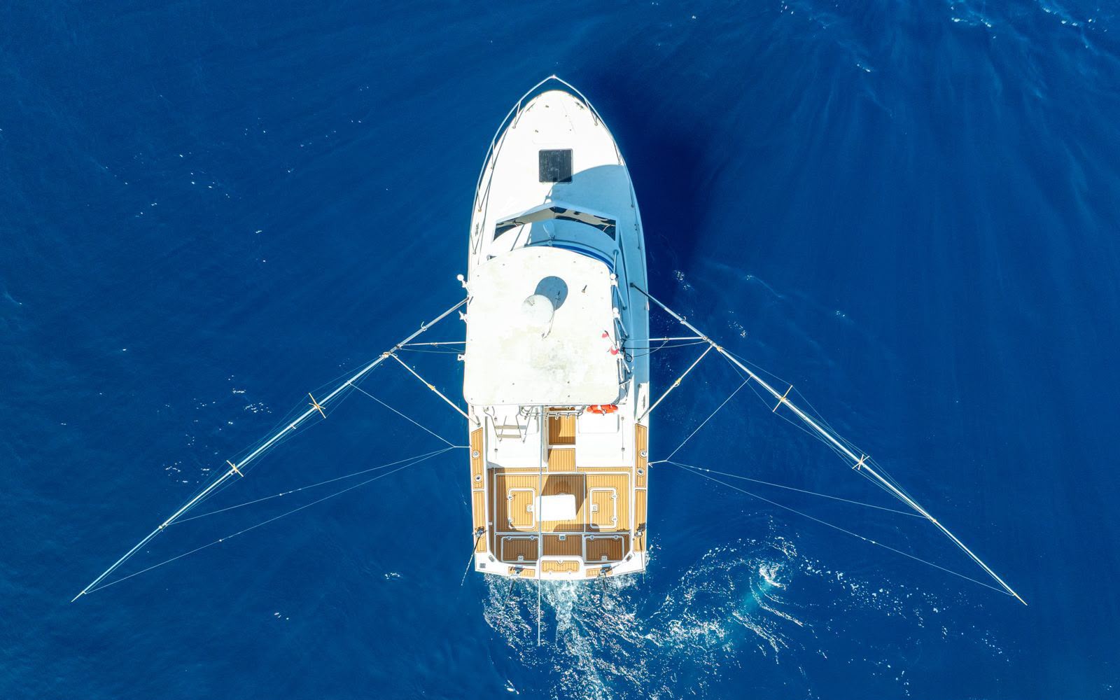 Aerial view of the Riviera 32 sport fishing boat trolling in the Riviera Maya