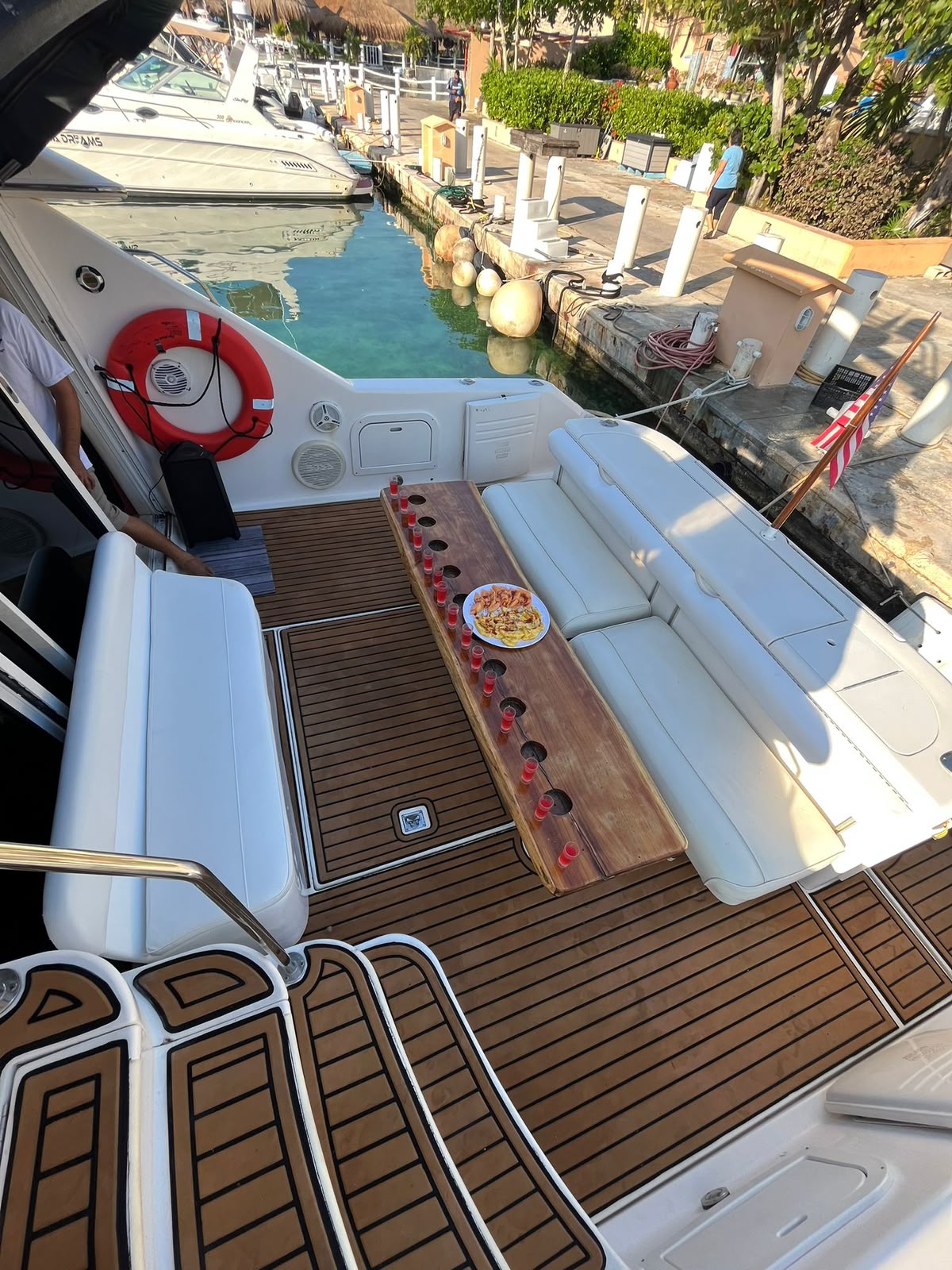 Stern and cockpit of the Flybridge 47