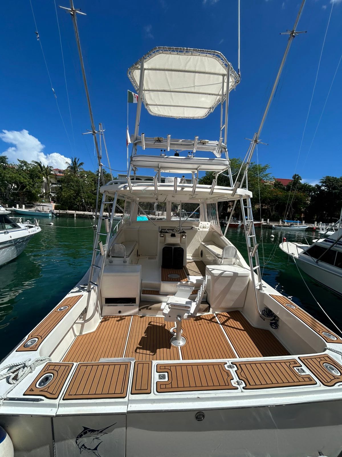 Stern and fishing deck of the Tocayos 38