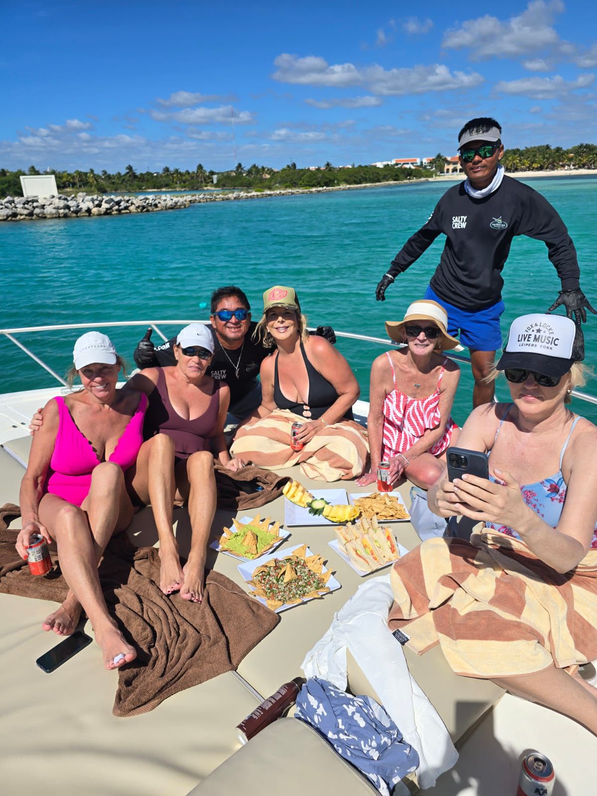 A family group enjoying the Tocayos 38 charter
