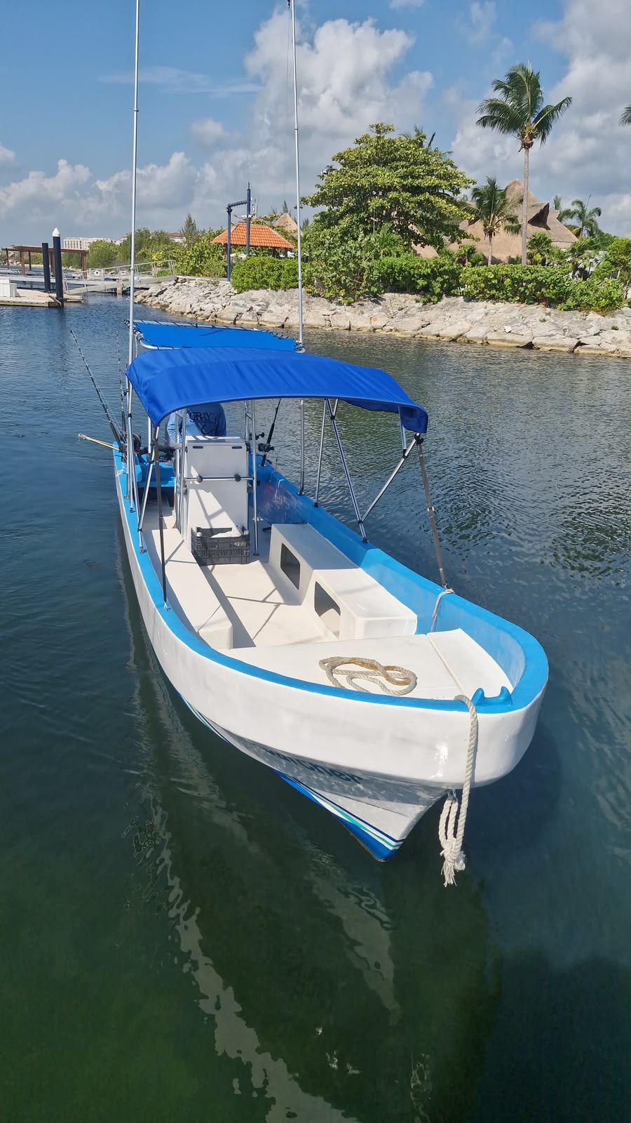 25 ft panga fishing boat for cheap fishing charters in Puerto Morelos, Riviera Maya